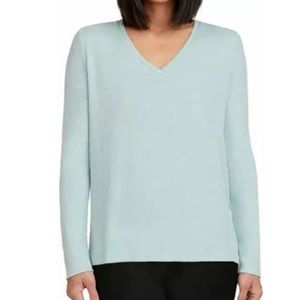 GUC. Incredibly soft v-neck pullover sweater. Light weight. Beautiful aqua color